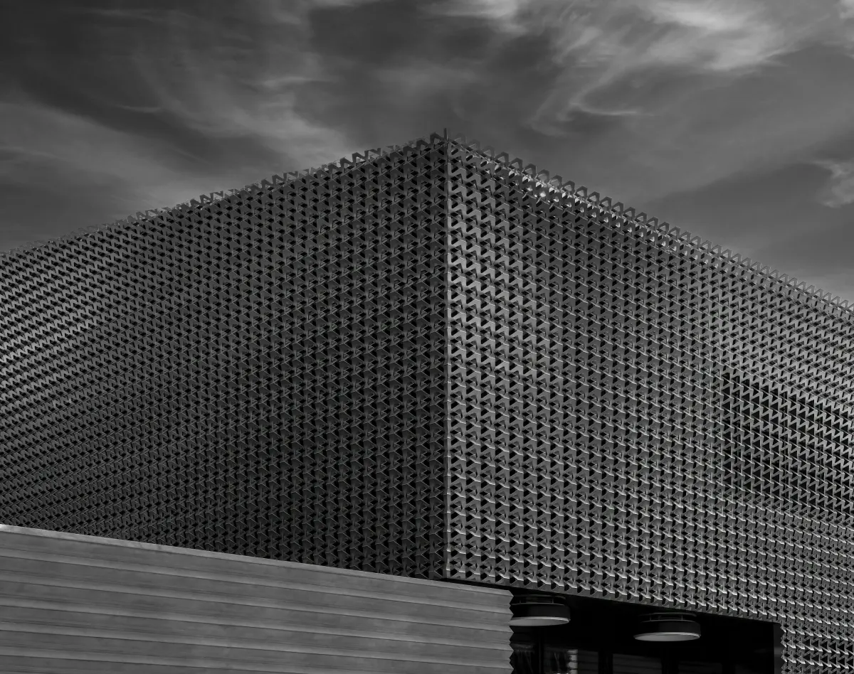 Fachada contemporánea que ilustra la experiencia en proyectos industriales